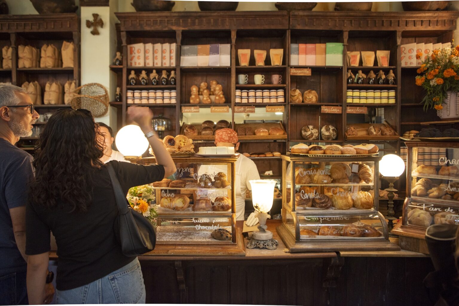 A woman ordering from a bakery near Pendry Residences Mexico City.