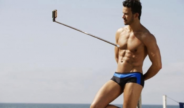 Ex-BBB faz cirurgia para implantar pau de selfie