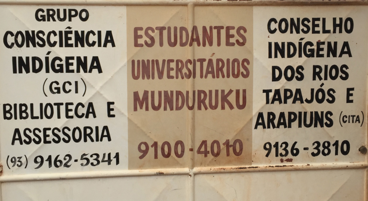 Portão (ao lado) e galpão (abaixo) do Centro Indígena Maíra onde são ministrados os cursos de língua geral
