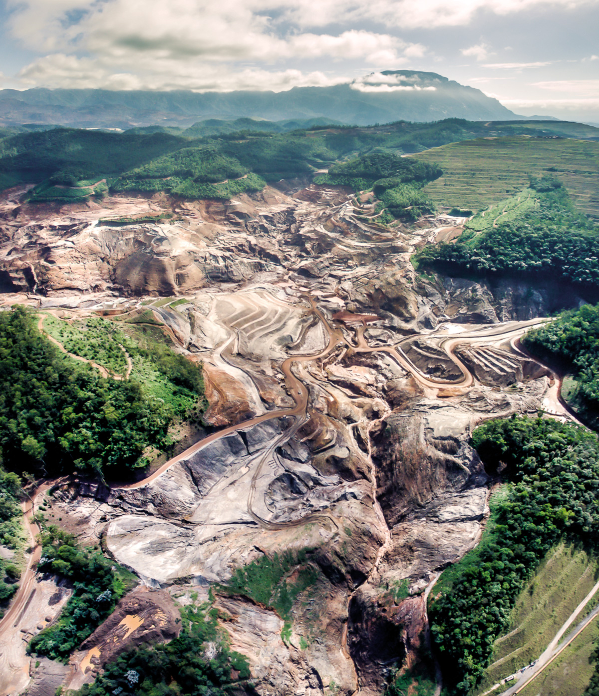 Vale e BHP sabiam do risco de desmoronamento da barragem da Samarco, diz relatório do MP