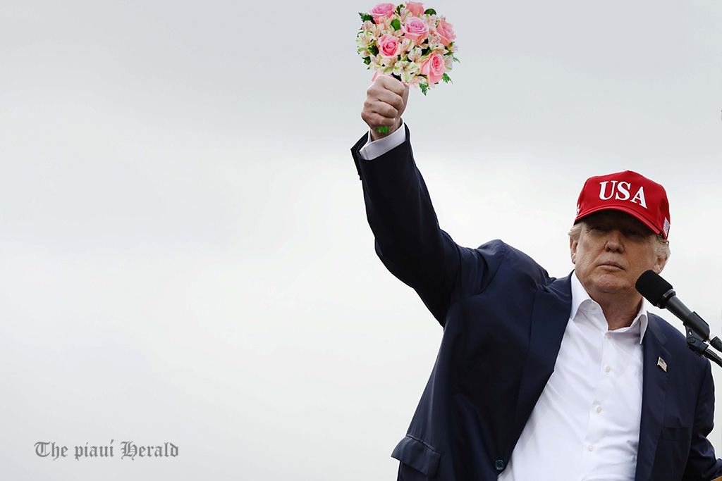 Trump é flagrado sendo gentil com uma mulher