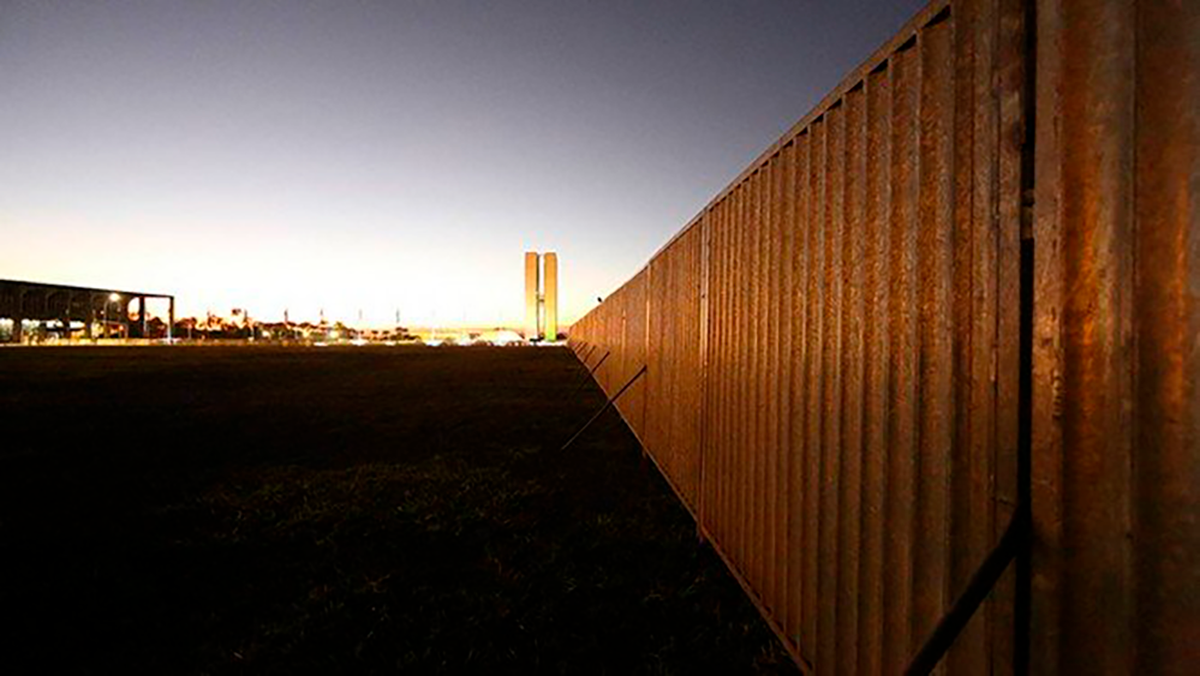 O Muro – sinal de alerta, ouvidos moucos