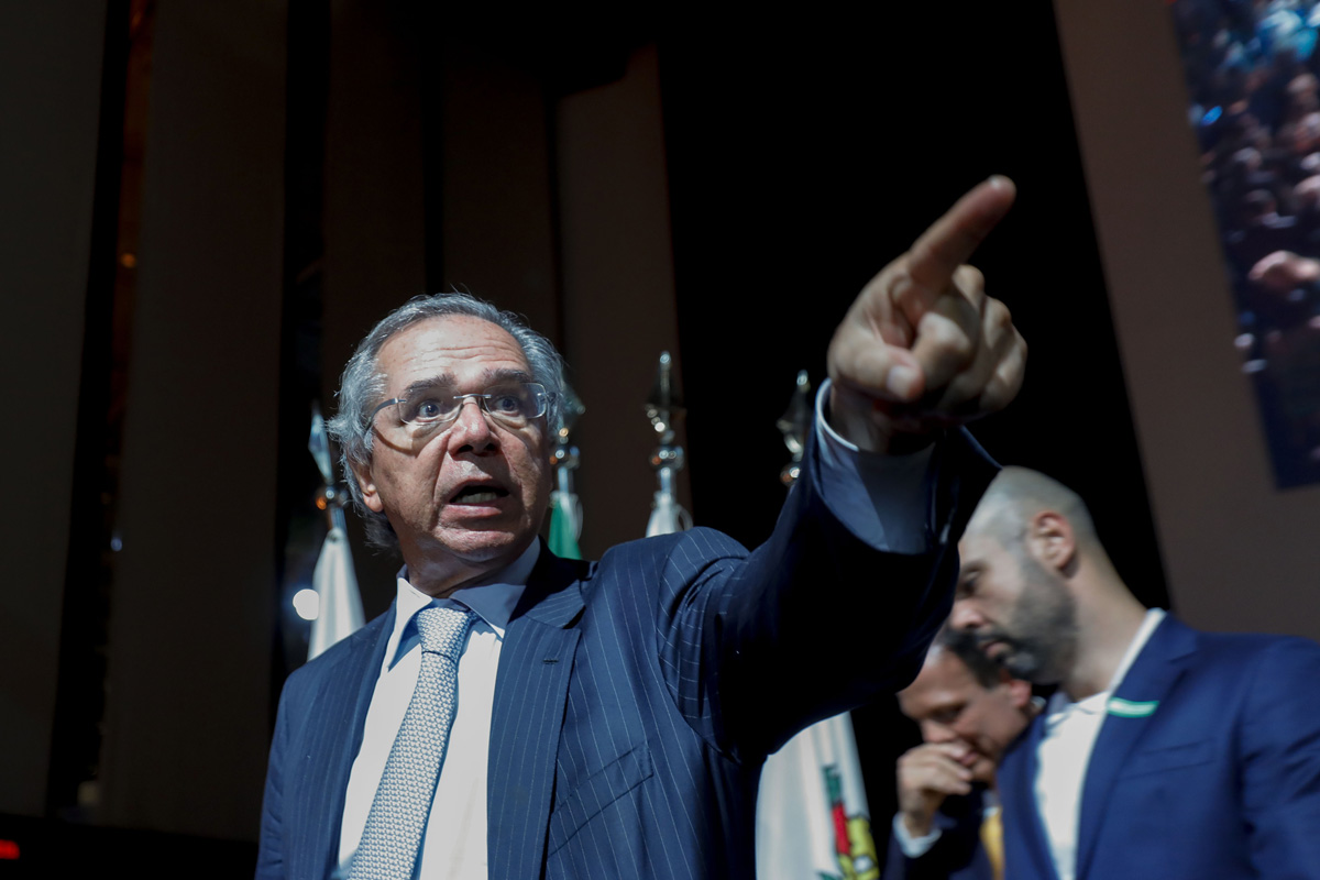 Paulo Guedes contrata Theresa May para coordenar seu Guedexit