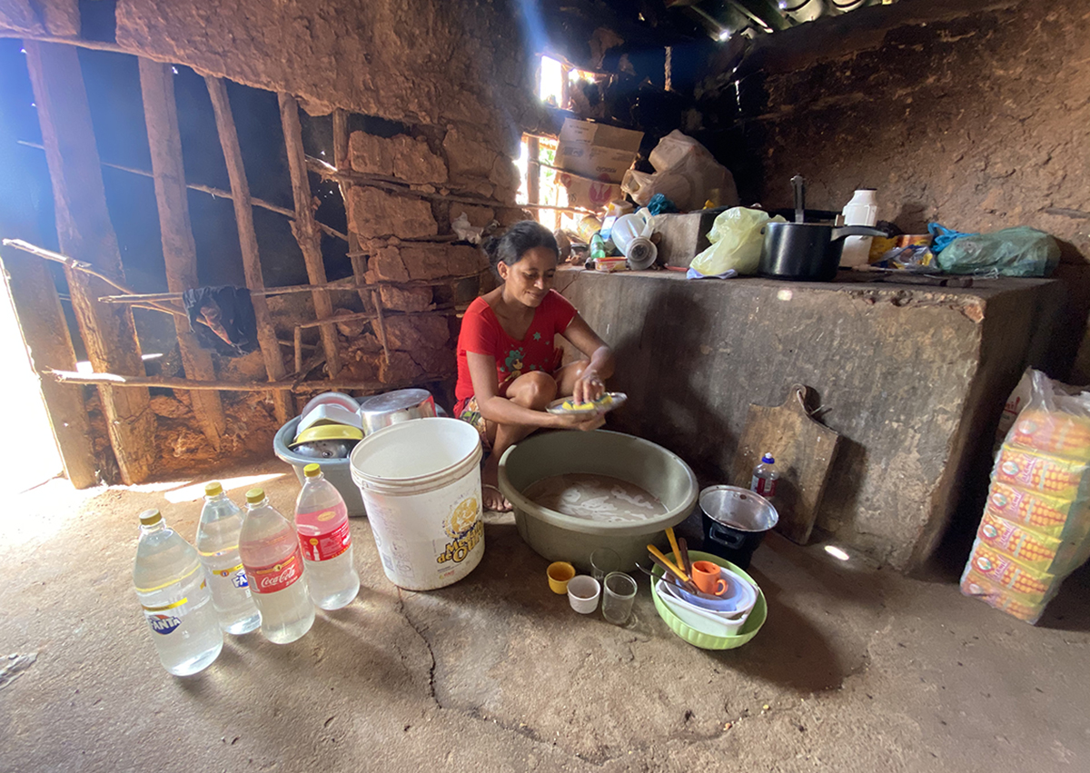 Diante do açude, sem água na torneira