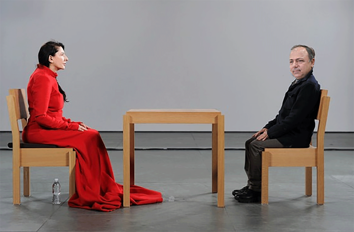 Eduardo Pazuello se inspira em Marina Abramovic para depoimento na CPI