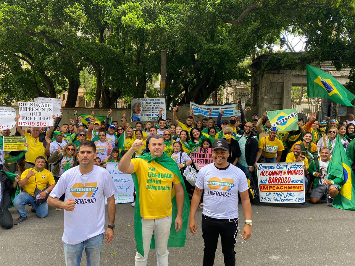 Sem máscara, sem vacina e sem cerimônia