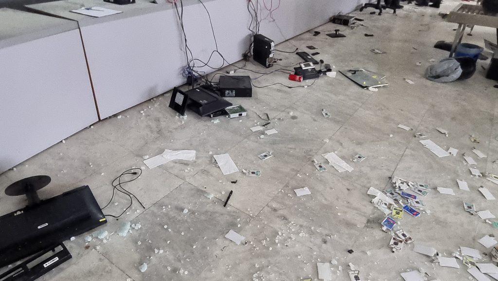 A entrada oficial do Palácio do Planalto foi toda revirada; computadores e caixas estavam atirados no chão, espalhados em meio a crachás e outros documentos usados no controle de acesso. 