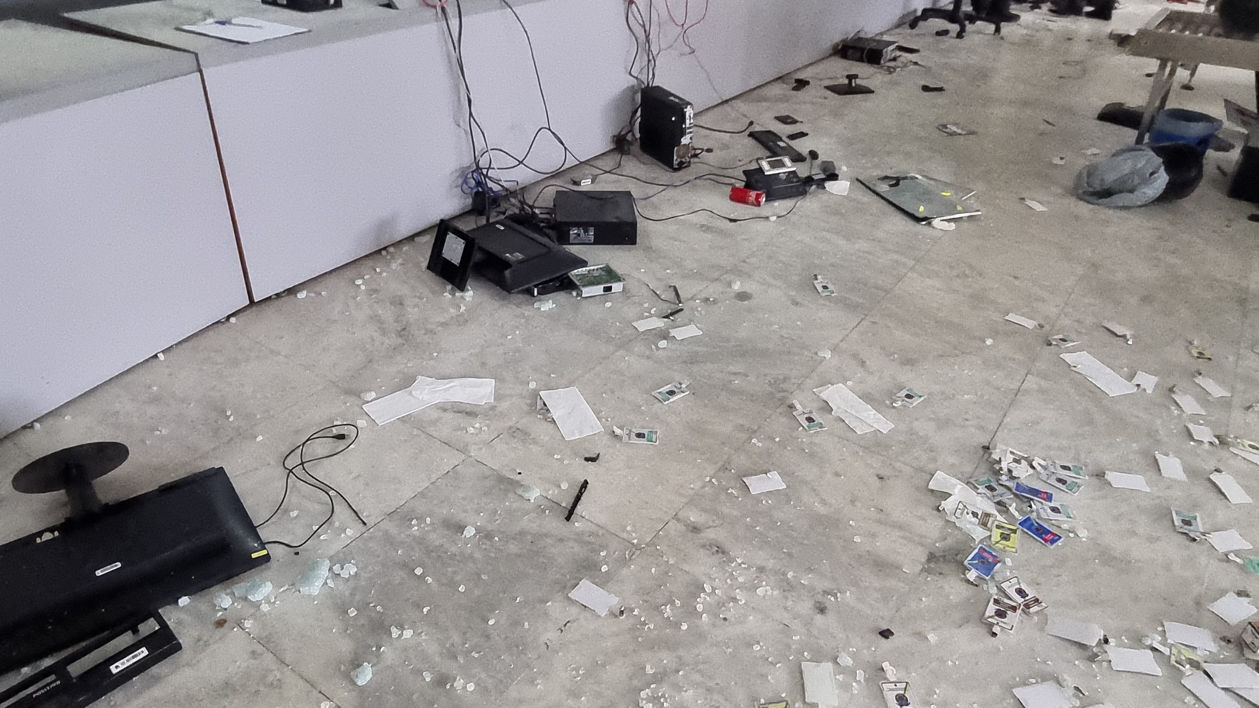 A entrada oficial do Palácio do Planalto foi toda revirada; computadores e caixas estavam atirados no chão, espalhados em meio a crachás e outros documentos usados no controle de acesso. 