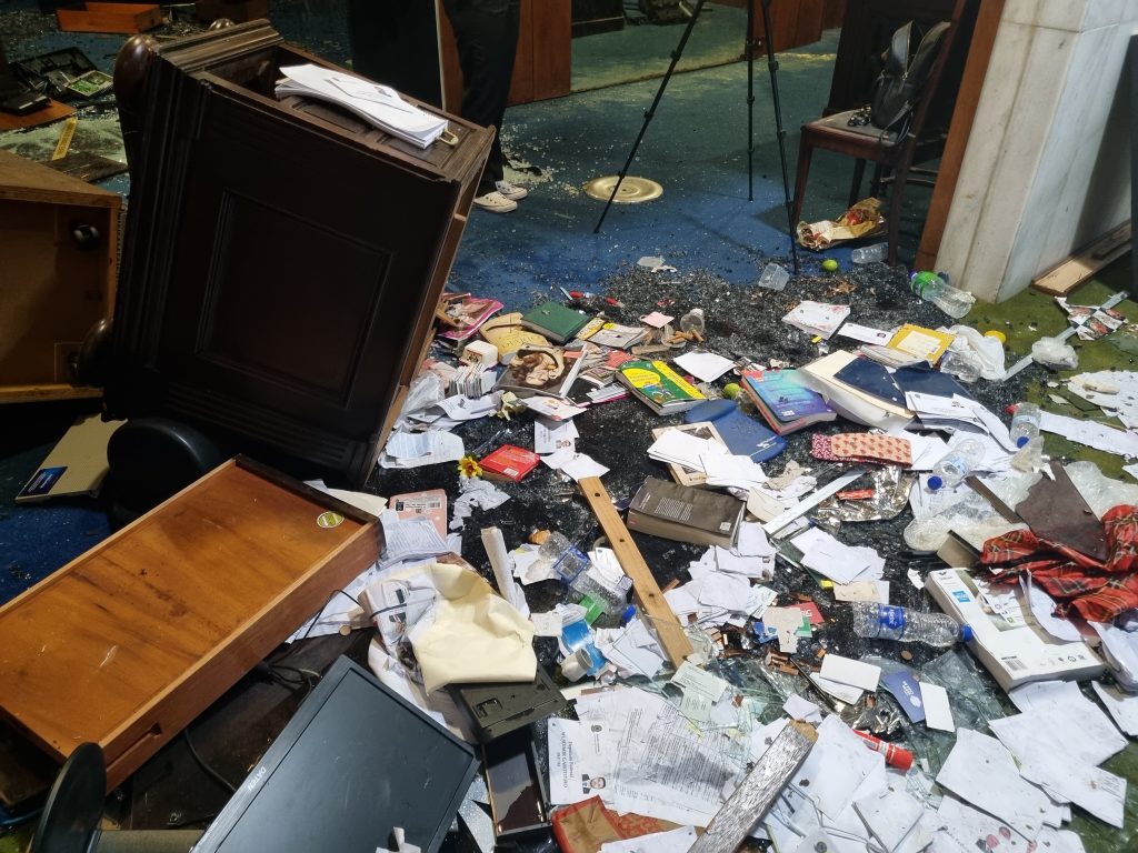 Móveis da Presidência do Senado foram revirados; arquivos, fotos, cadernos e outros objetos ficaram espalhados pelo chão, misturados aos estilhaços de vidro.