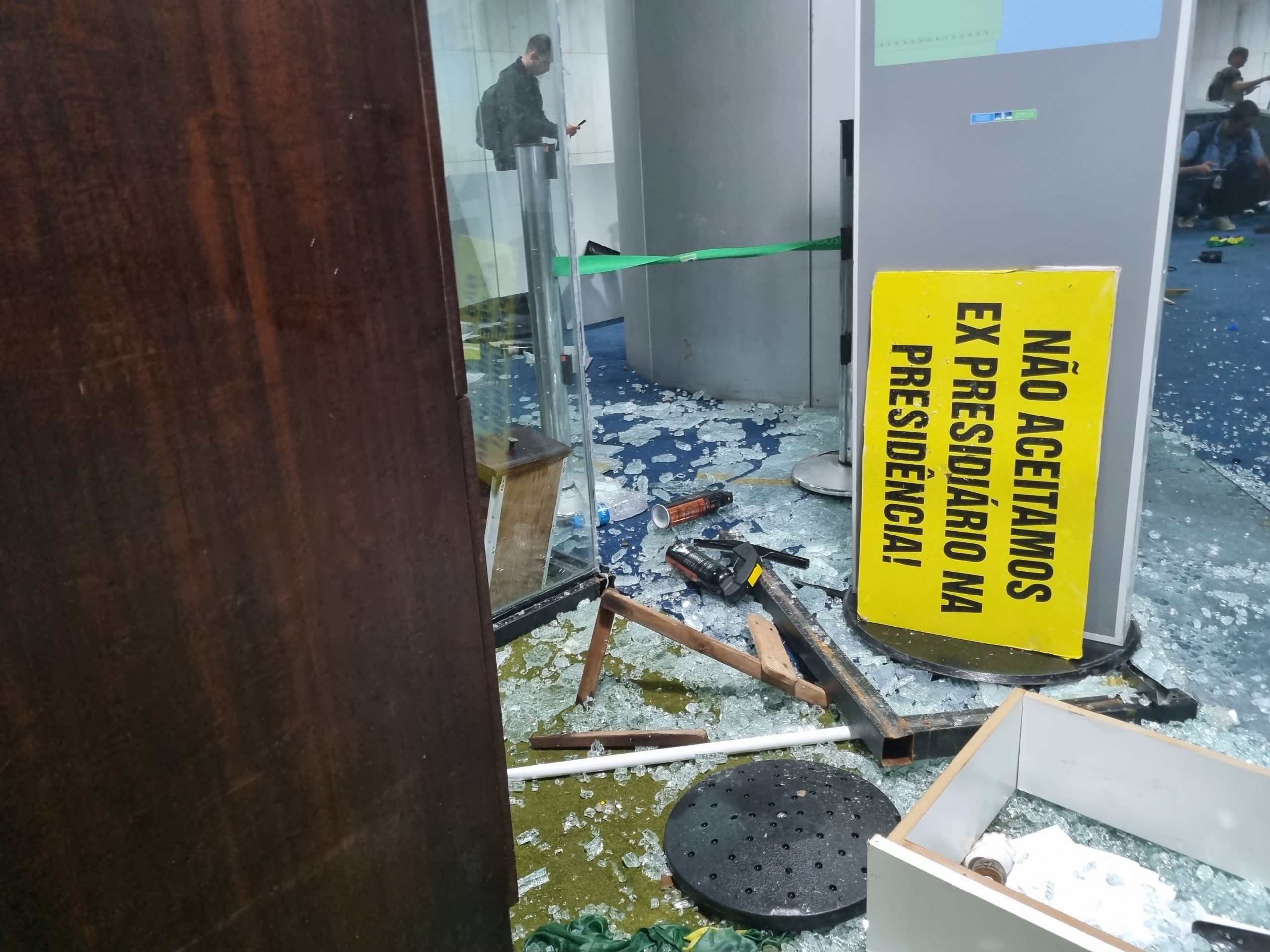 Cartaz golpista deixado na frente da Presidência do Senado.