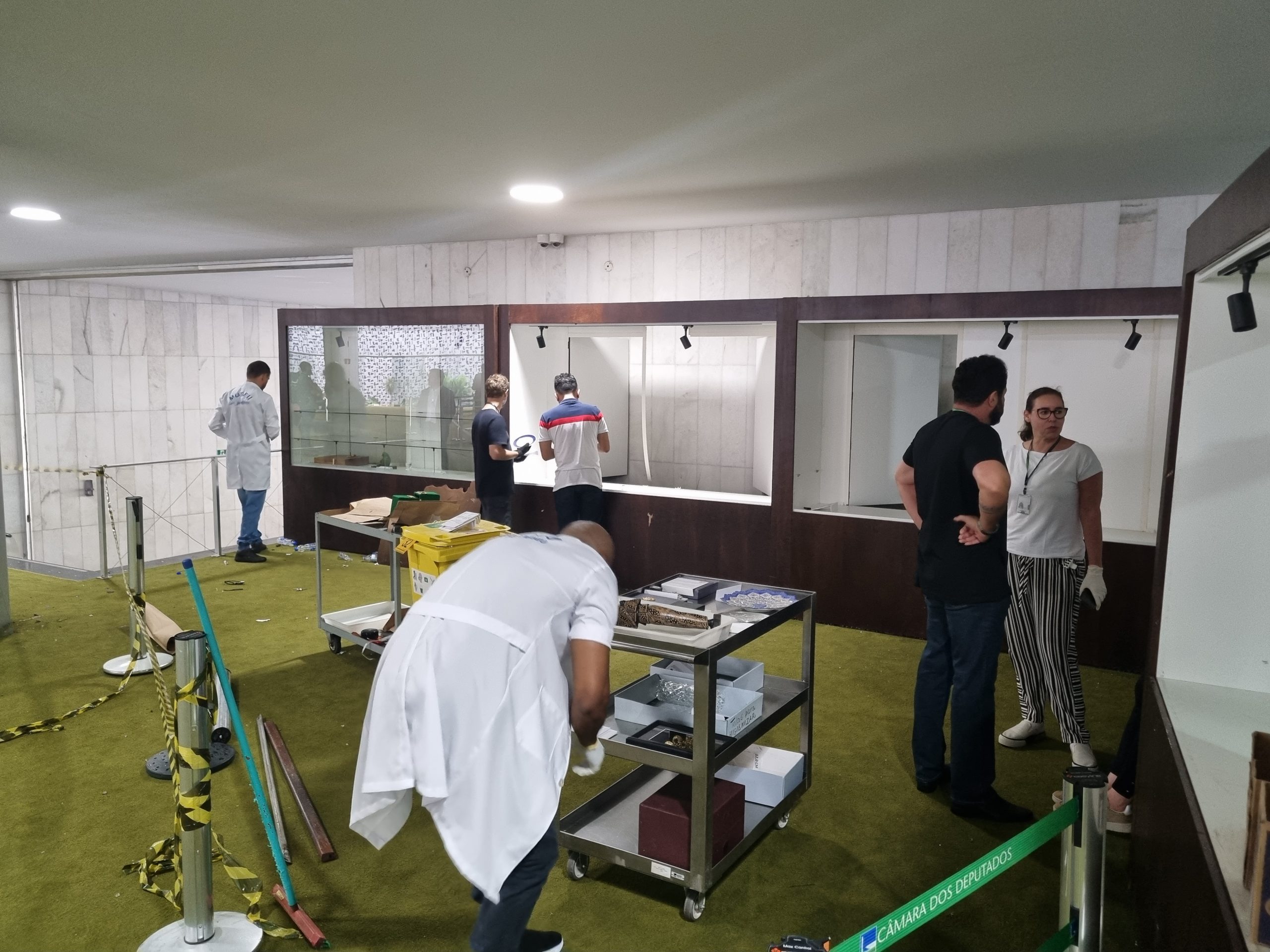 De luvas, restauradores vasculhavam os destroços na esperança de salvar alguns itens.