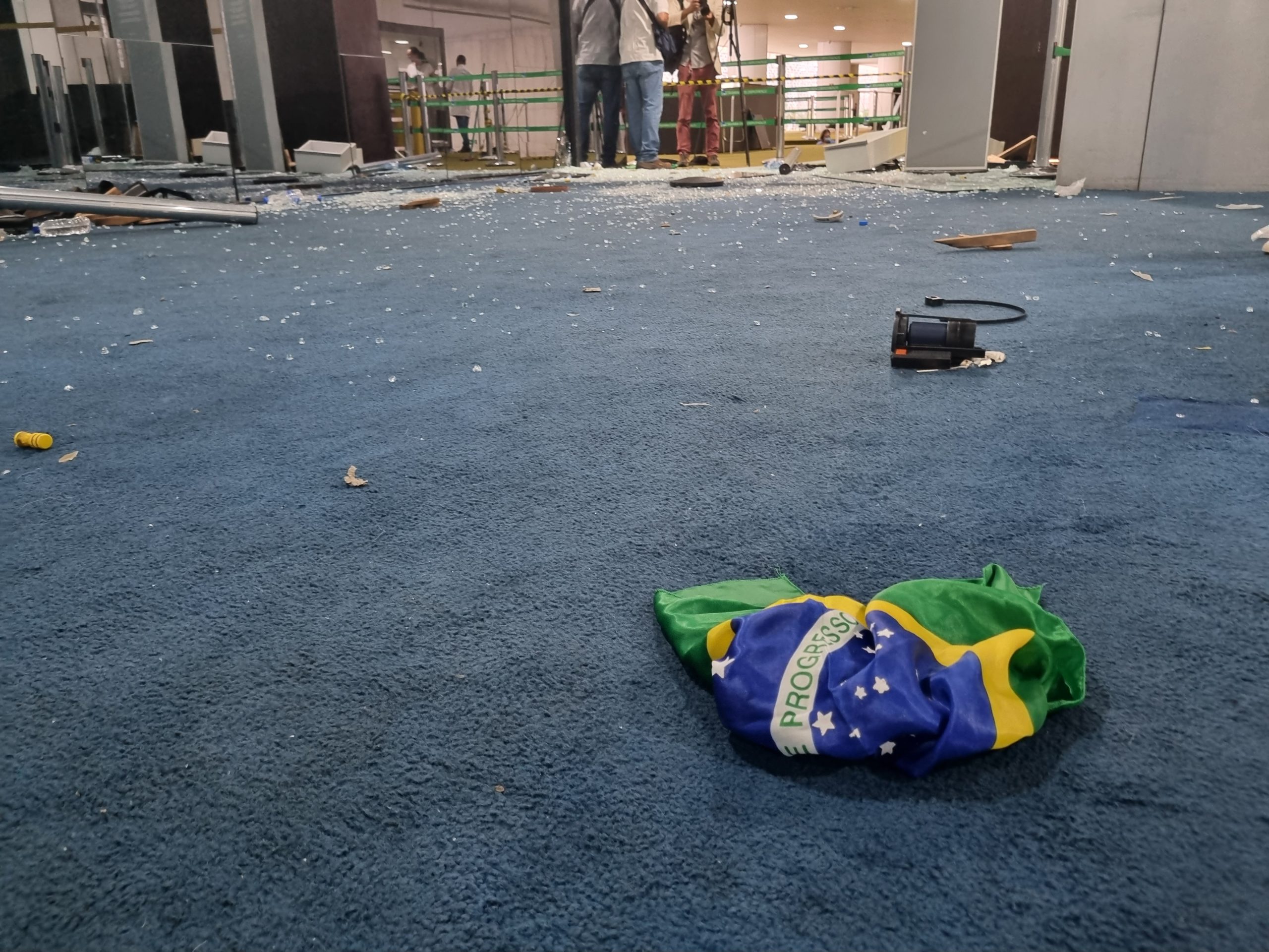 O carpete azul do Senado ficou encharcado depois que bolsonaristas usaram as mangueiras de incêndio para molhar o local. 