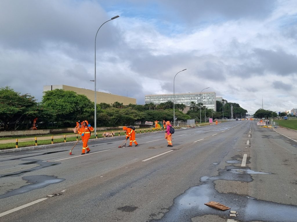 Funcionários do Serviço de Limpeza Urbana de Brasília recolhendo o lixo deixado na Esplanada dos Ministérios.