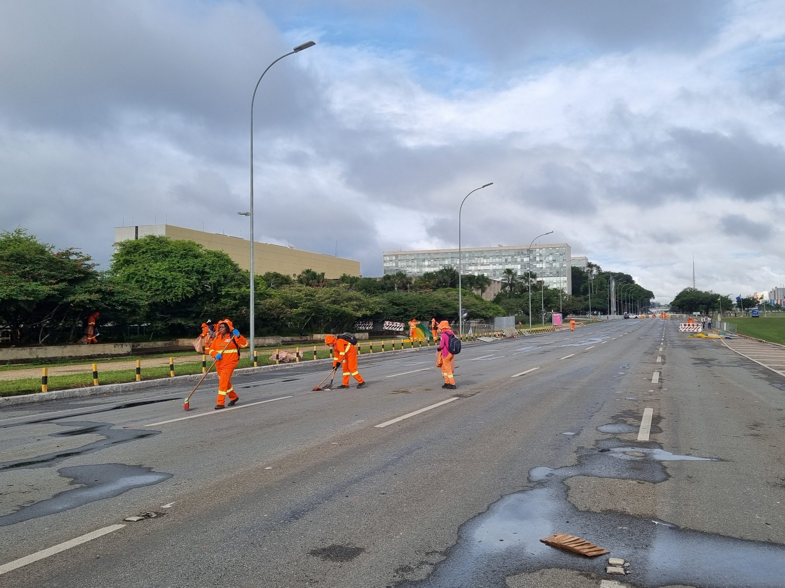 Funcionários do Serviço de Limpeza Urbana de Brasília recolhendo o lixo deixado na Esplanada dos Ministérios.
