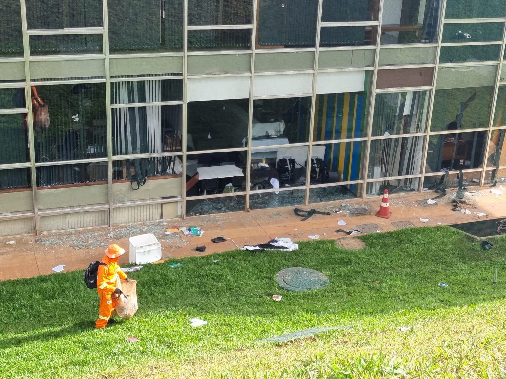 Limpeza feita na lateral da Câmara dos Deputados.