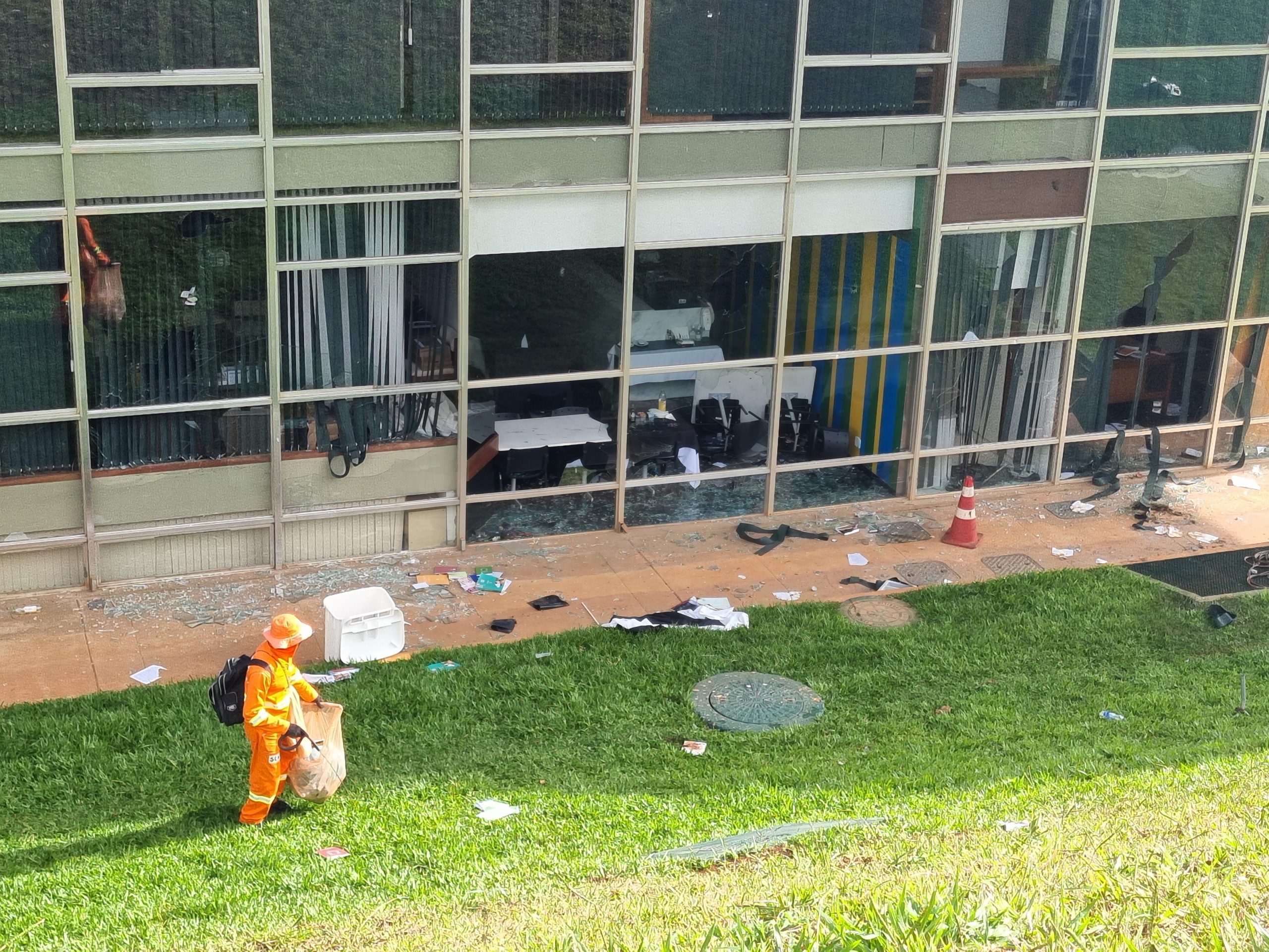 Limpeza feita na lateral da Câmara dos Deputados.