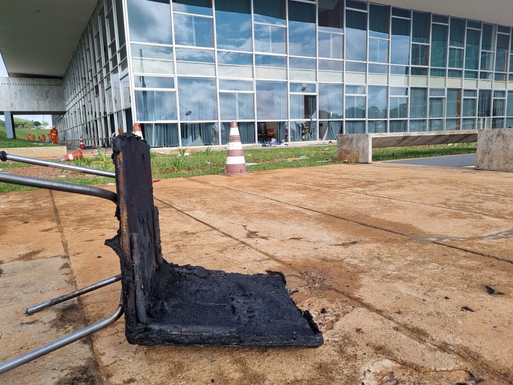 Cadeira incinerada em frente ao comitê do PT na Câmara.