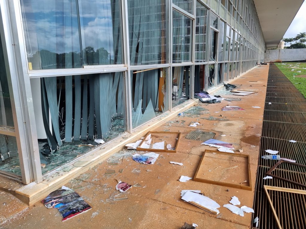 Vidraças quebradas pelos vândalos bolsonaristas em ataque ao comitê do PT na Câmara.