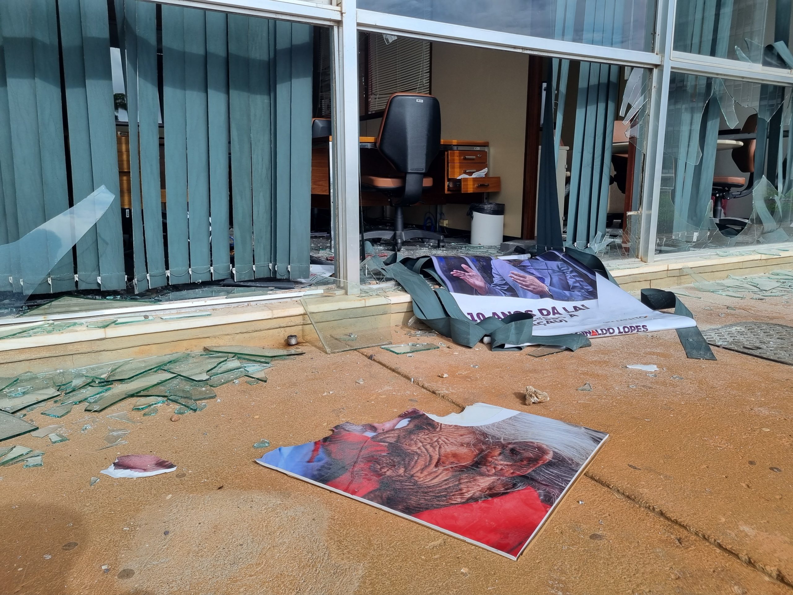 Retratos com a imagem do presidente Lula foram vandalizados.