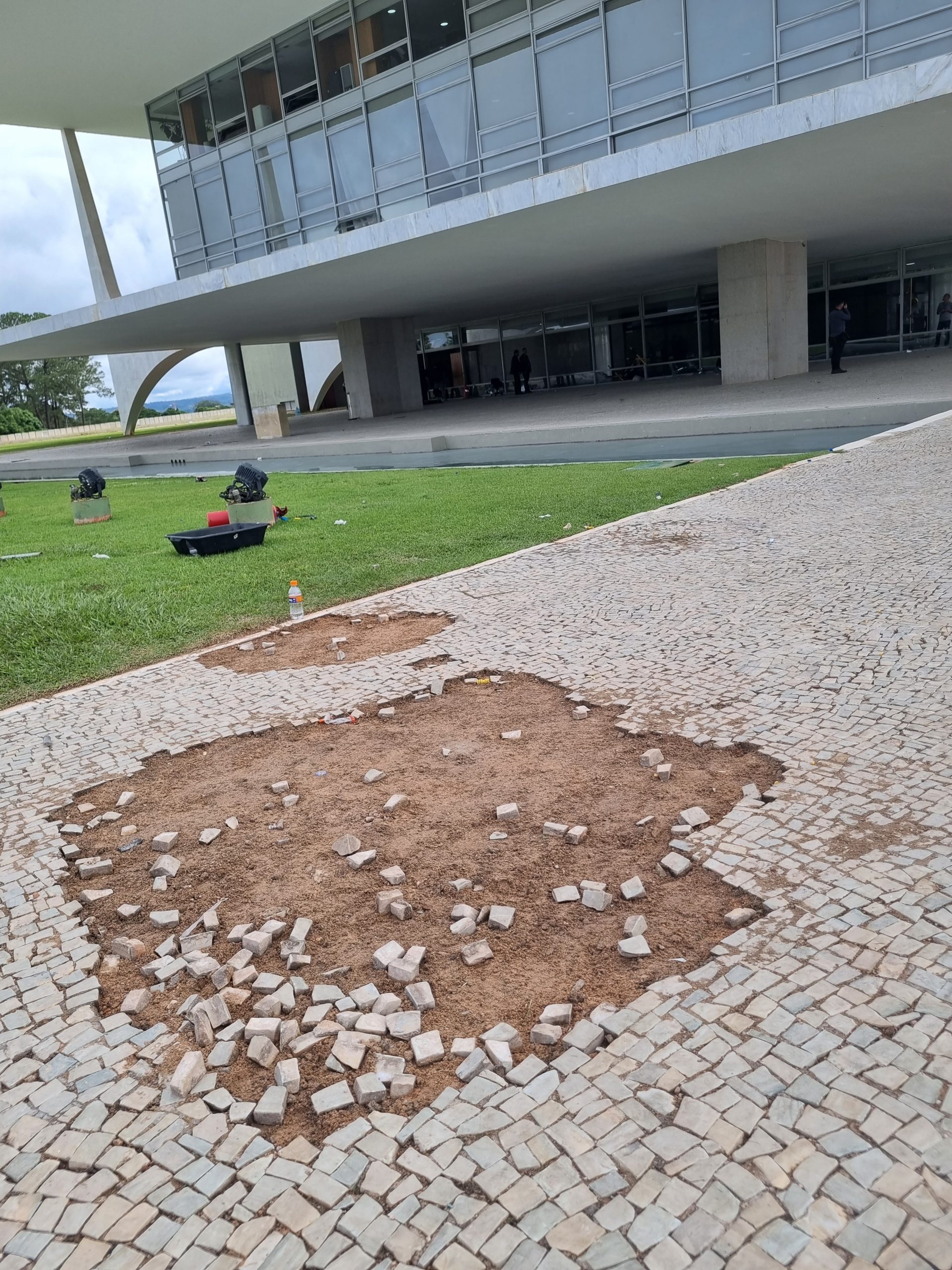 Parte das pedras portuguesas que compõem o piso da sede do Executivo foi retirada e serviu como munição para o apedrejamento de policiais e dos prédios públicos. 