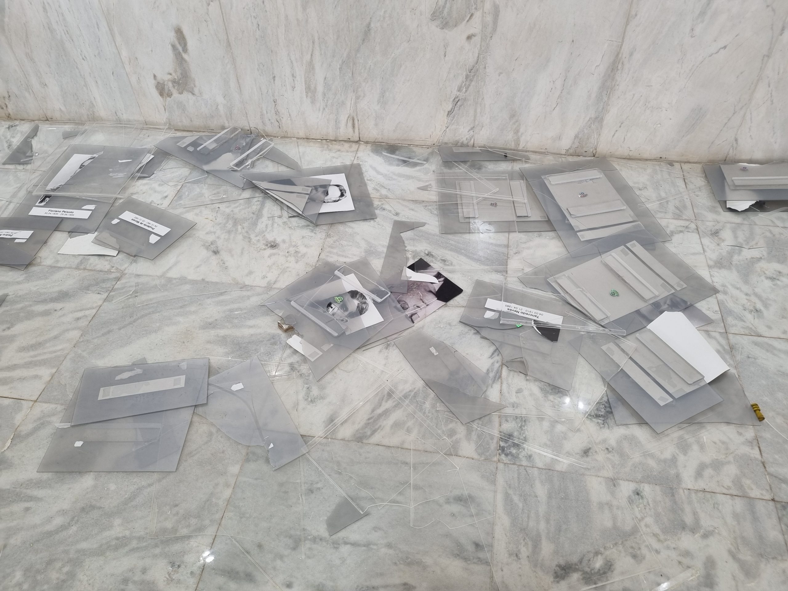 A galeria dos ex-presidentes não existe mais, uma vez que os vândalos tiraram todas os quadros da parede, jogaram no chão e os quebraram. 