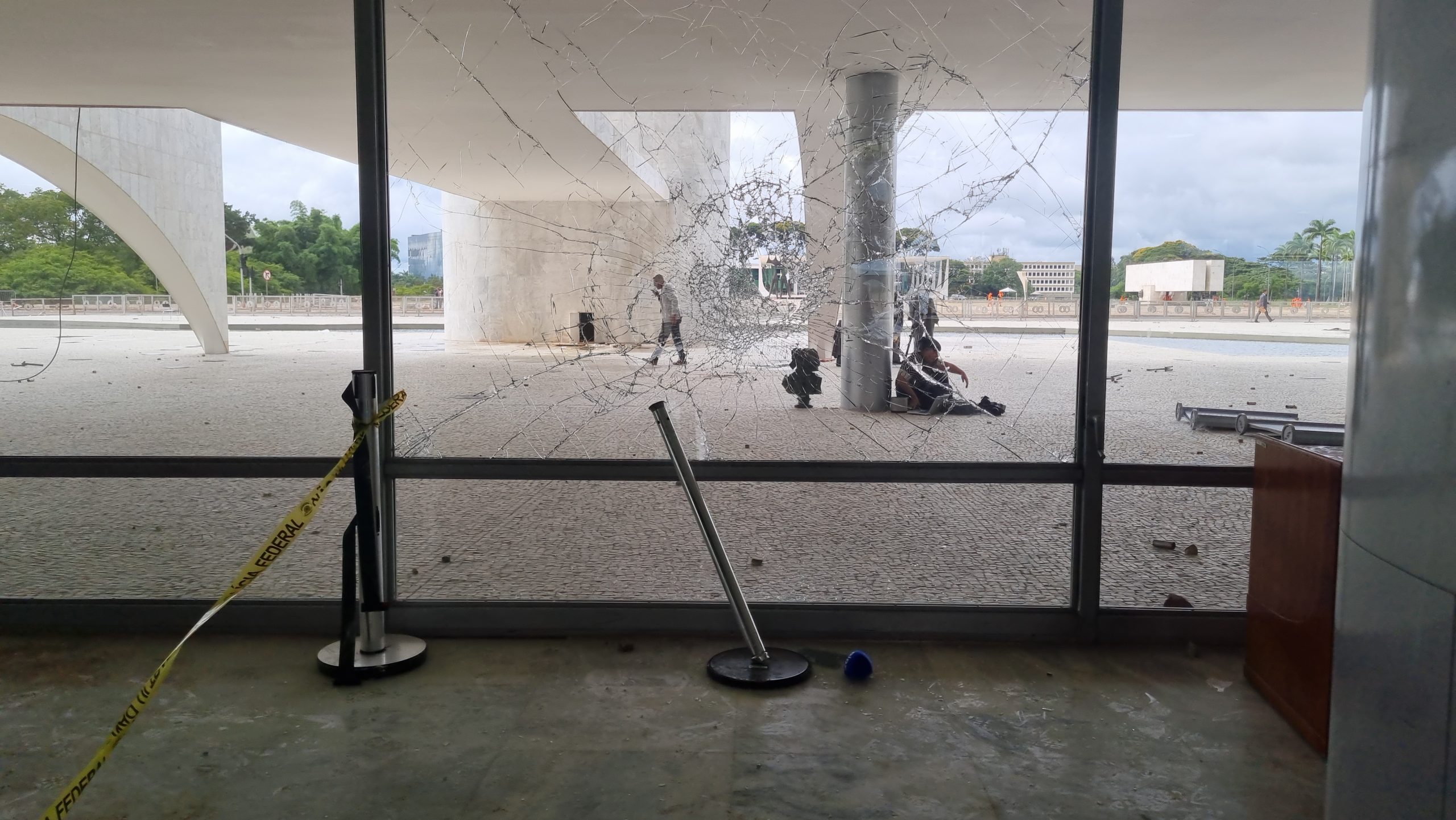 Vidraça do térreo do Palácio do Planalto quebrada pelos terroristas.
