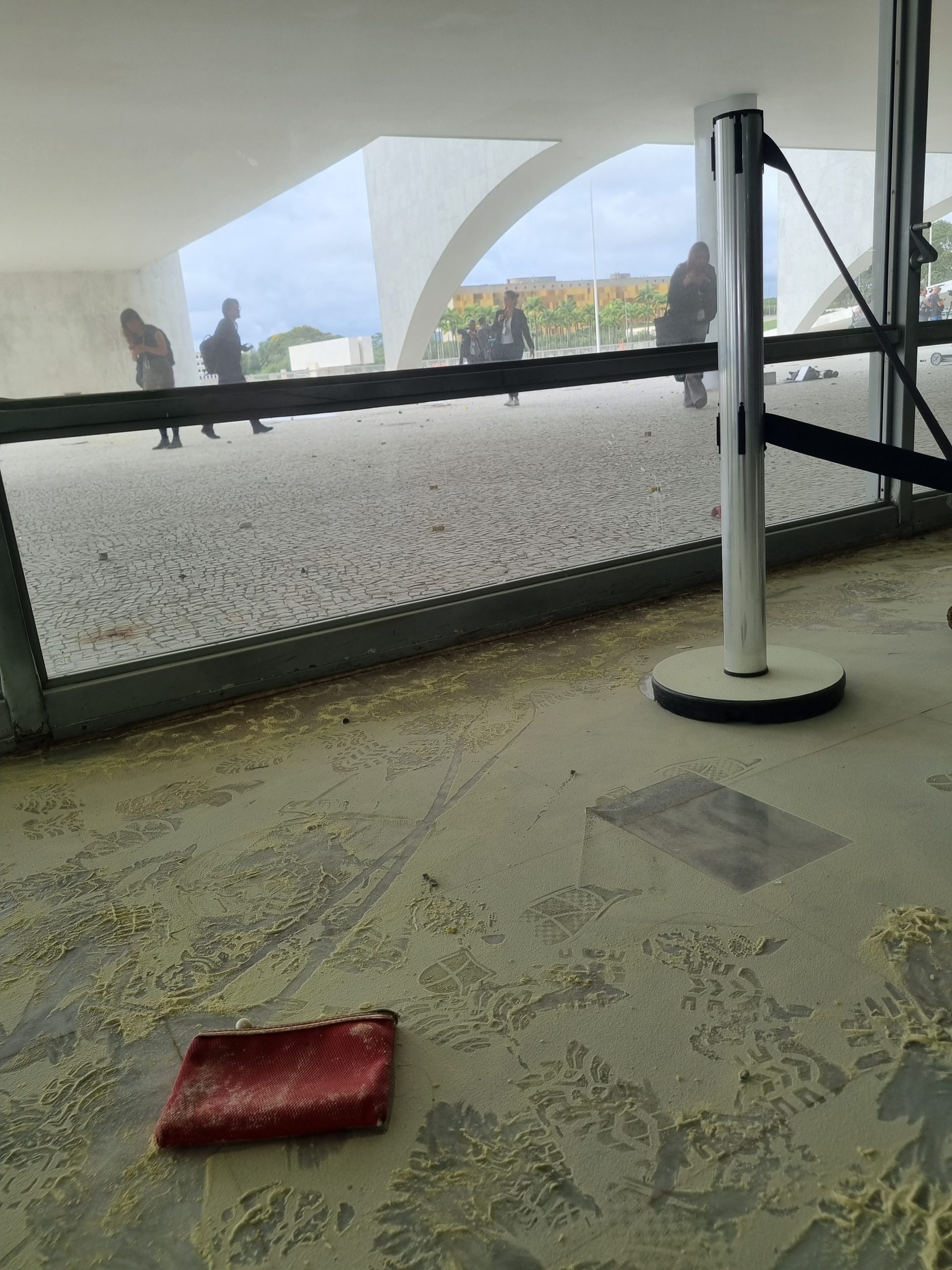 Um espesso pó amarelo, que saiu dos extintores esvaziados pelos bolsonaristas, cobria parte do piso do Palácio do Planalto.