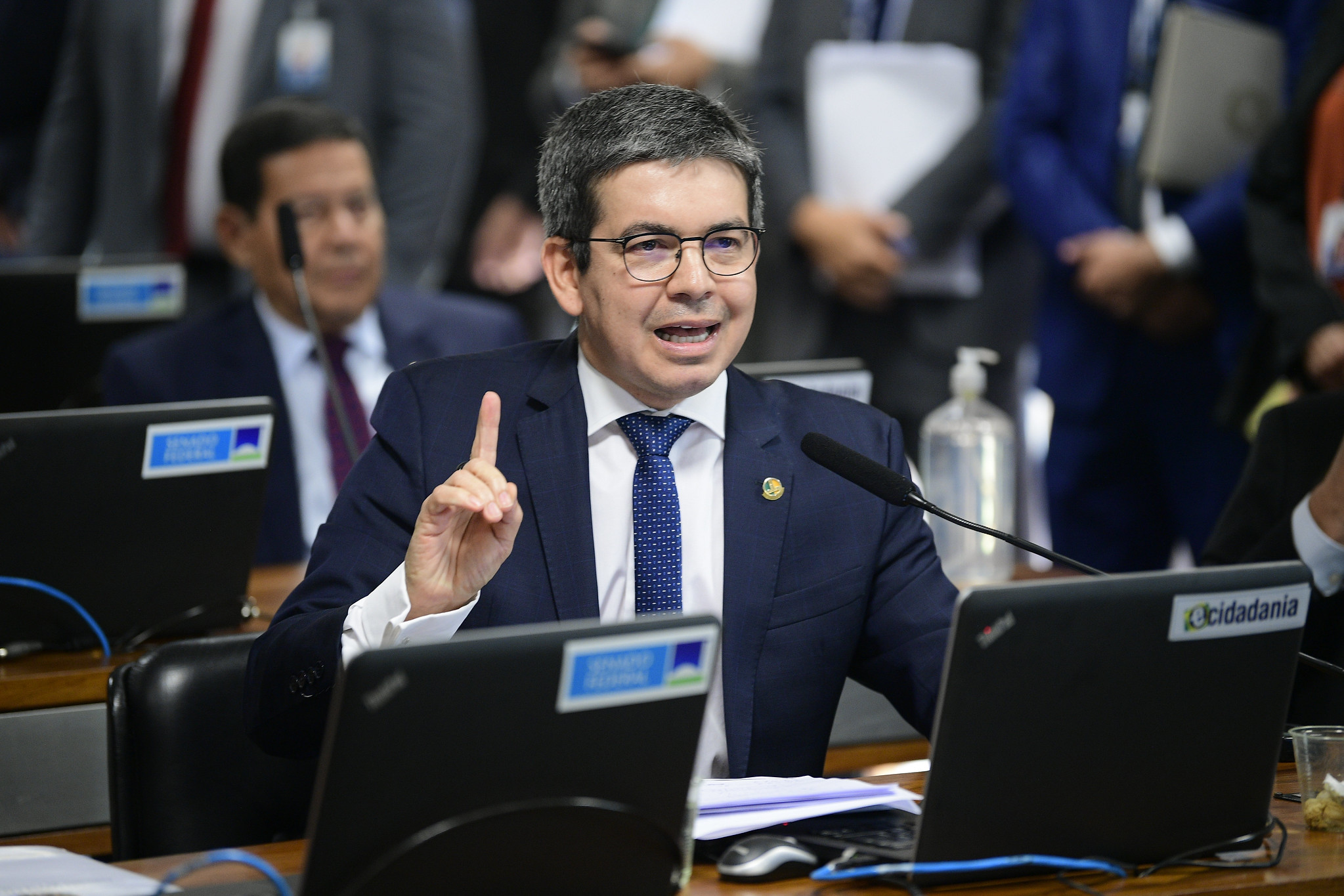 “Tem que ir passando com a petrolada”, diz Randolfe Rodrigues, após romper com a Rede Sustentabilidade