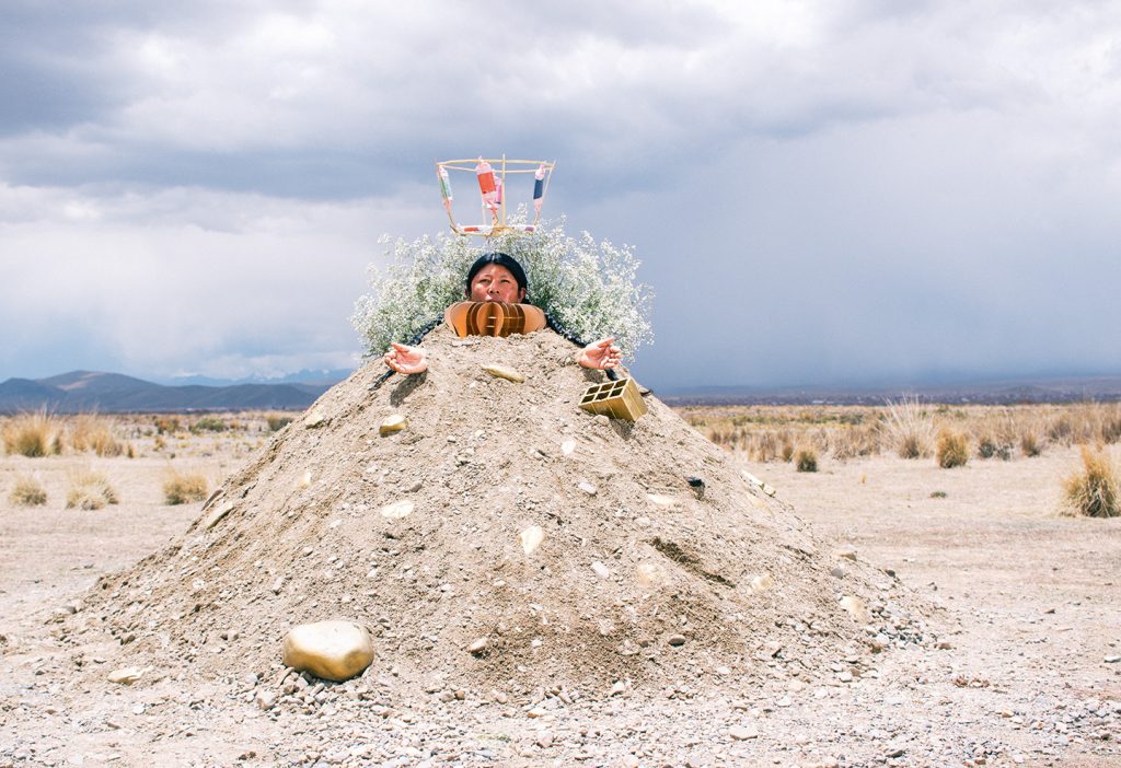 Duas figuras sagradas reunidas em uma imagem: a Virgem do Cerro, padroeira dos mineiros bolivianos, e Pachamama (Mãe Terra), entidade dos povos andinos, em Kallutaca, na capital La Paz