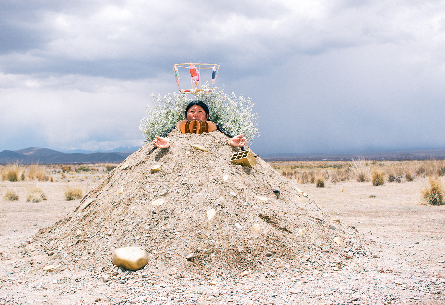 Duas figuras sagradas reunidas em uma imagem: a Virgem do Cerro, padroeira dos mineiros bolivianos, e Pachamama (Mãe Terra), entidade dos povos andinos, em Kallutaca, na capital La Paz