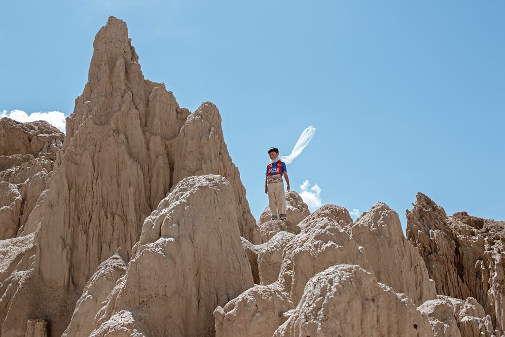 A chegada do Pequeno Príncipe, vestindo uma camisa do Barcelona, no Vale da Lua, em La Paz