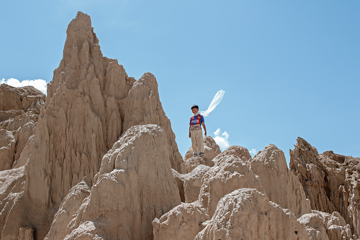 A chegada do Pequeno Príncipe, vestindo uma camisa do Barcelona, no Vale da Lua, em La Paz