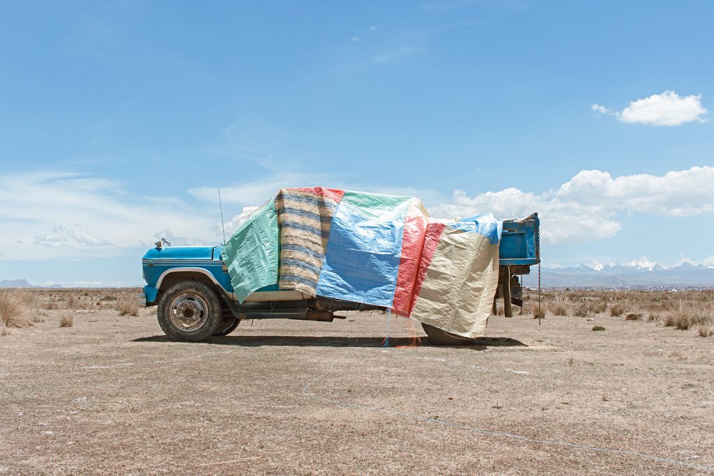 Um velho caminhão em Kallutaca, coberto de gangochos (sacos usados para transportar mercadorias) feitos de material sintético