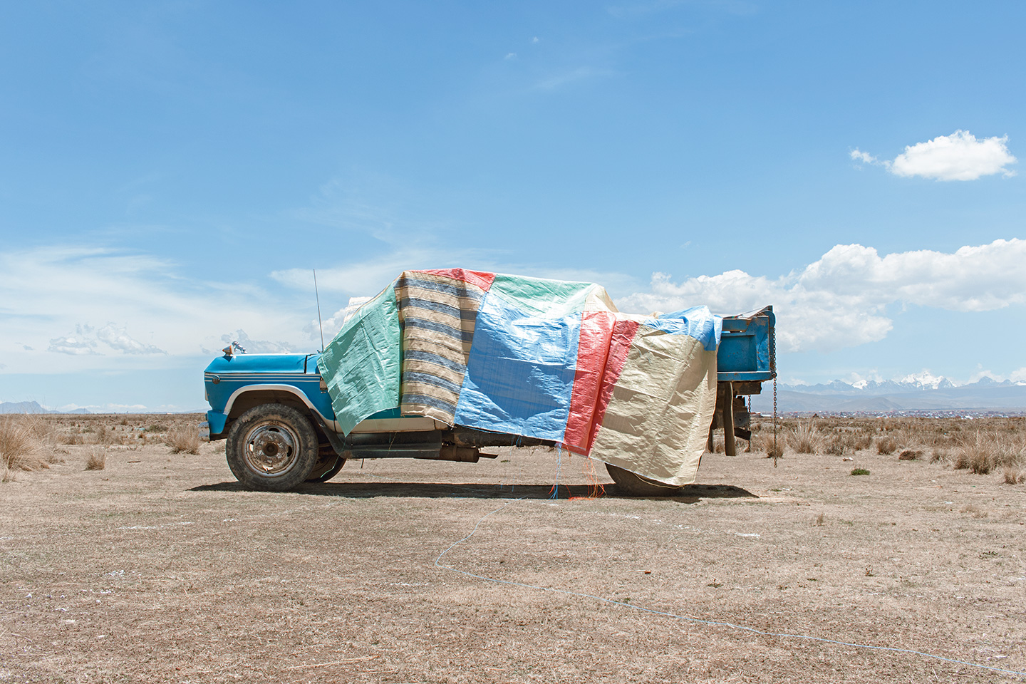 Um velho caminhão em Kallutaca, coberto de gangochos (sacos usados para transportar mercadorias) feitos de material sintético