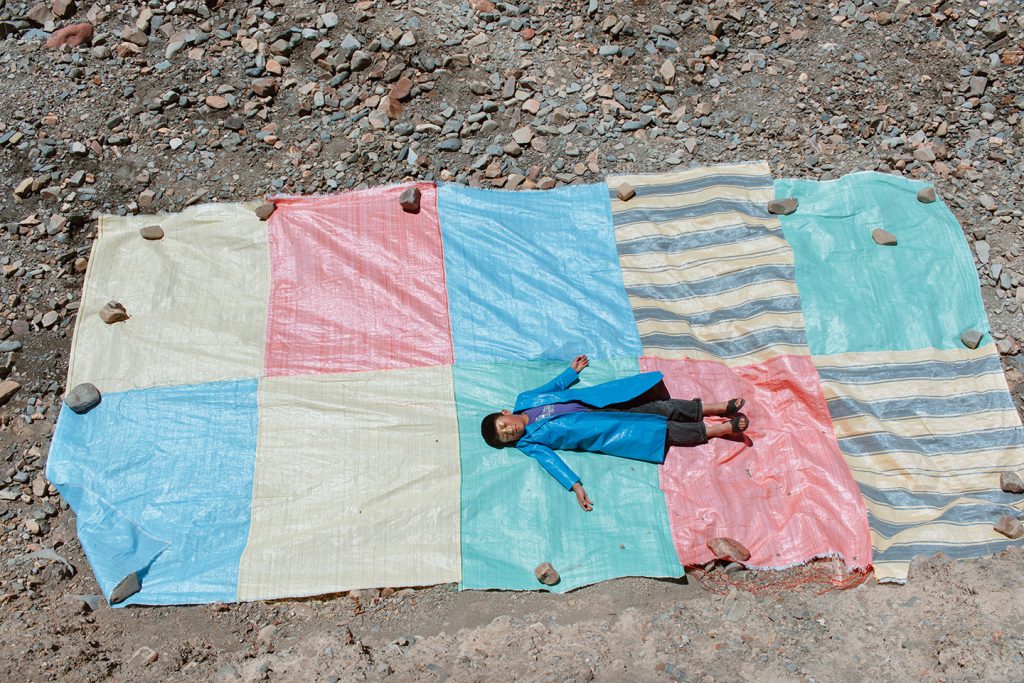 O Pequeno Príncipe dorme sobre gangochos no Vale das Almas, em La Paz