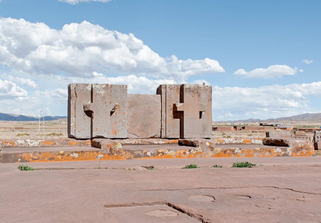 Ruínas pré-colombianas em Puma Punku, parte do sítio arqueológico de Tiahuanaco