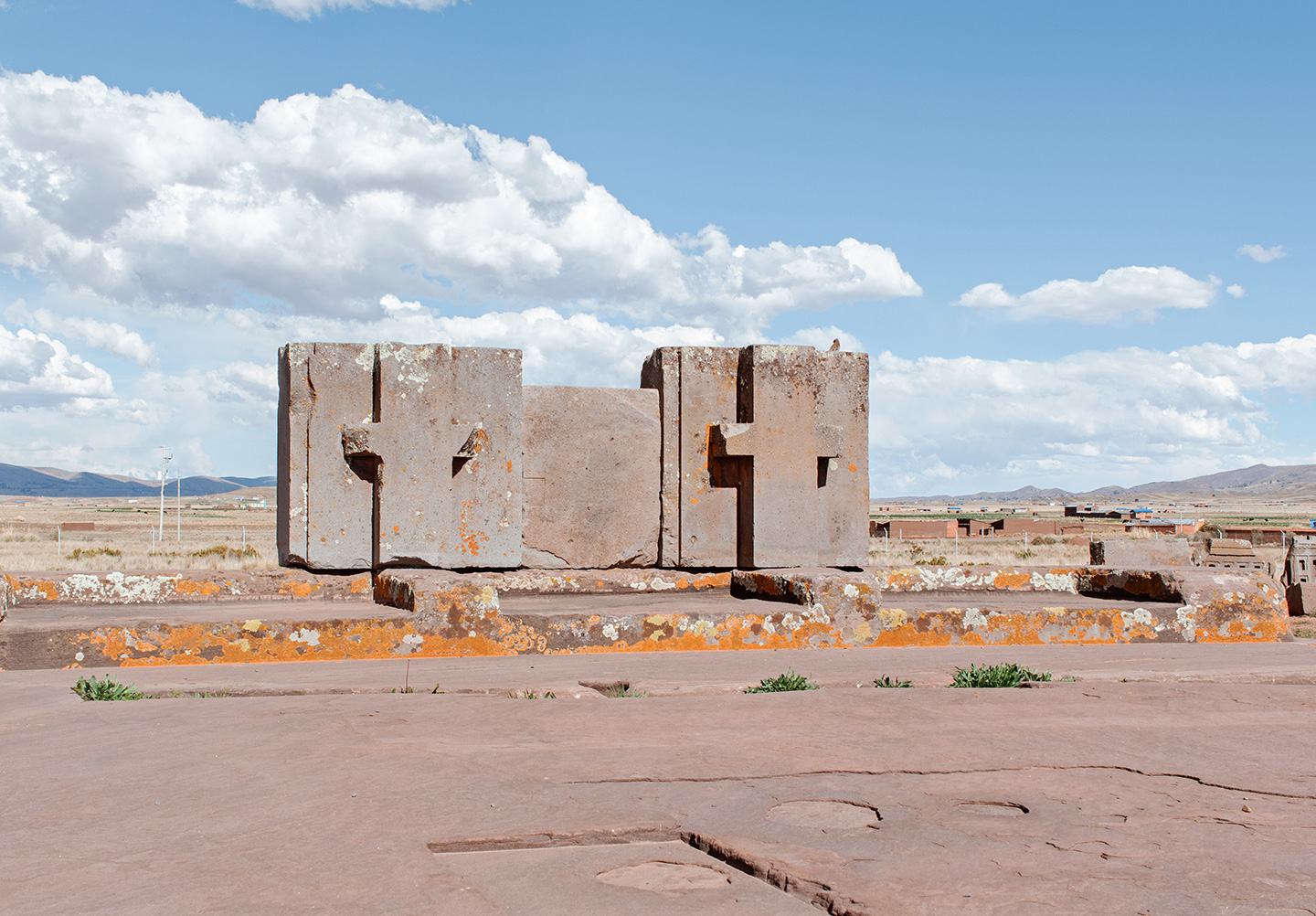 Ruínas pré-colombianas em Puma Punku, parte do sítio arqueológico de Tiahuanaco