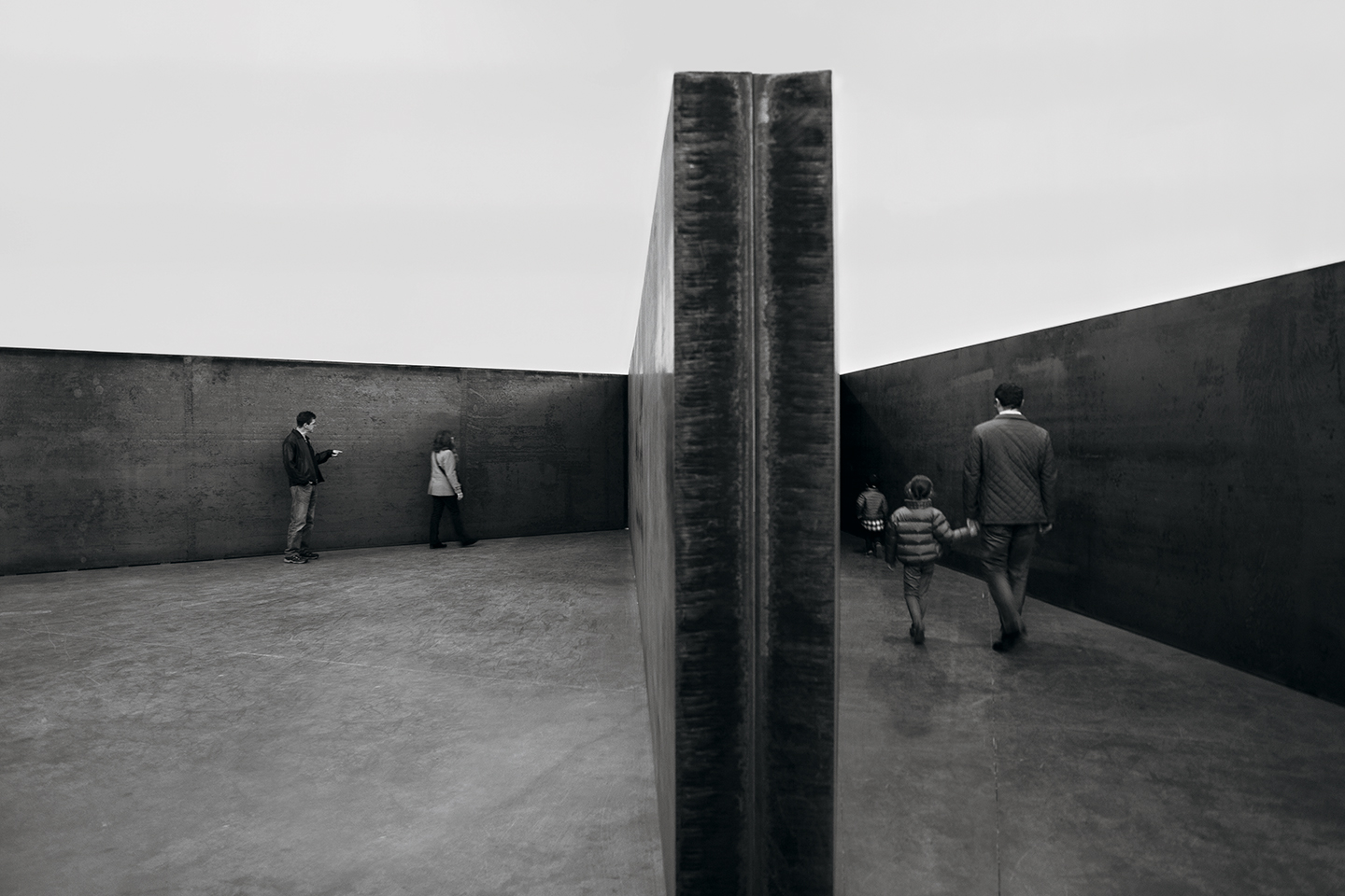 <i>7 plates, 6 angles</i> (2013): seven iron plates 2.5 meters high and 12 meters long, on exhibit at the Gagosian Gallery in New York City