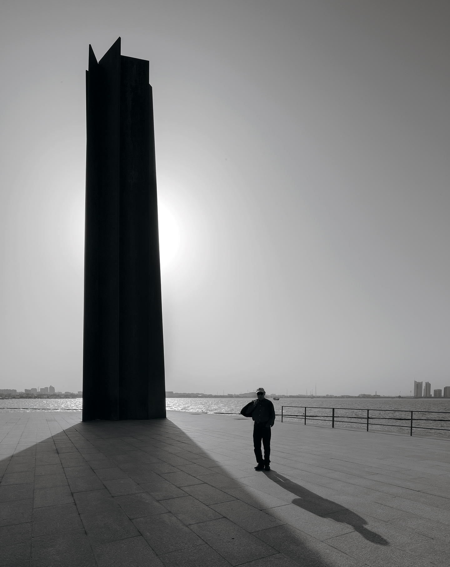 Richard Serra in 2014, next to <i>7</i>: the sculpture in Doha consists of seven steel plates, each 24 meters high