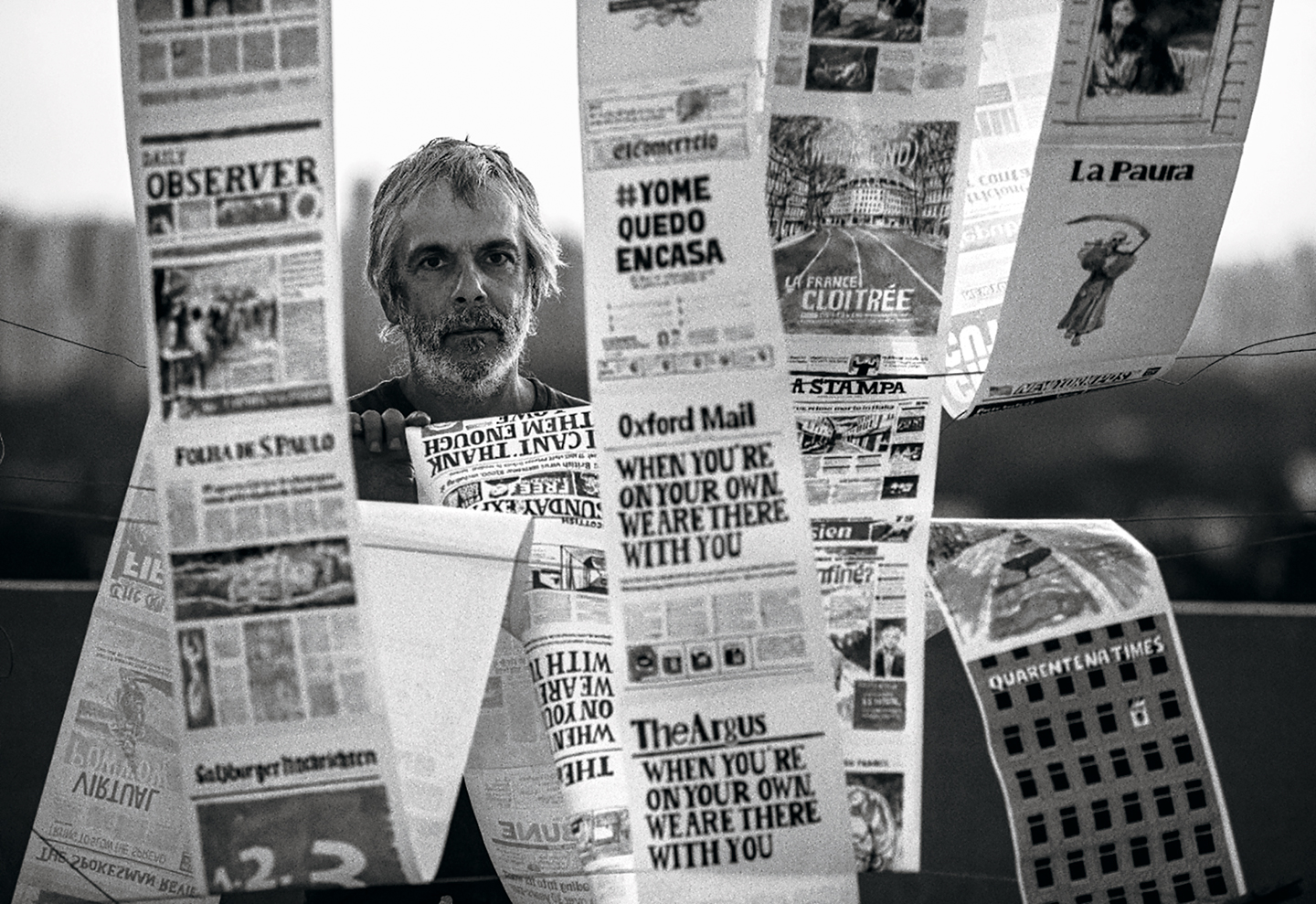 Desenhos e pinturas reproduzem capas de jornais e revistas sobre a pandemia