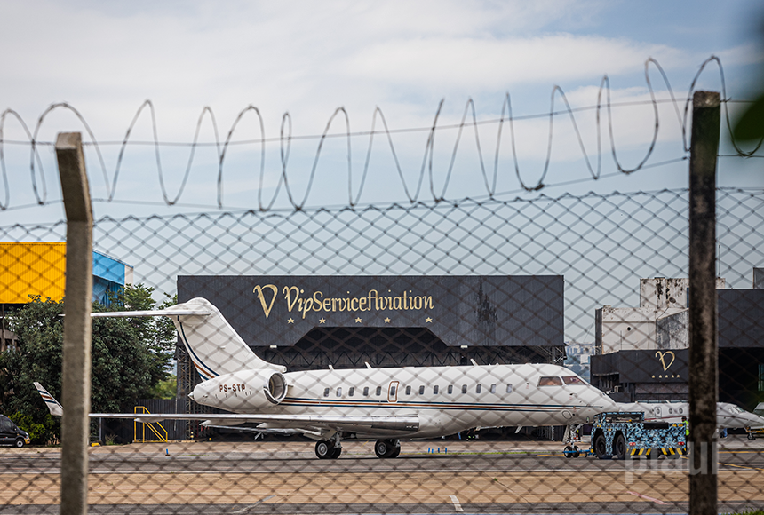 O jato Bombardier Global 5000, prefixo PS-STP, tem dezesseis lugares e custa cerca de 50 milhões de dólares.