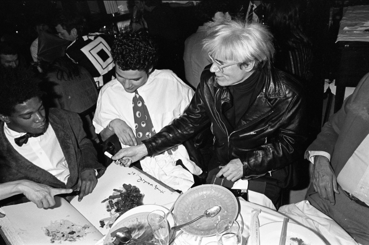 Jean-Michel Basquiat ao lado de Andy Warhol (Crédito: BEN BUCHANAN_NOVA YORK, 1985)