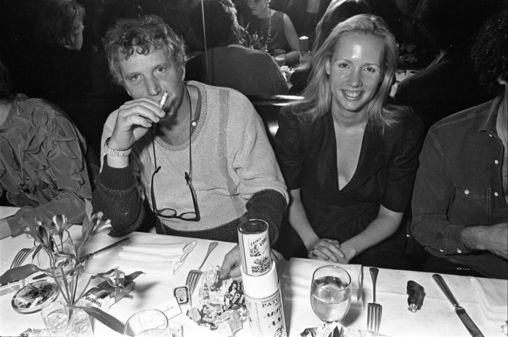 Dennis Oppenheim ao lado de outra convidada (Crédito: BEN BUCHANAN_NOVA YORK, 1985)