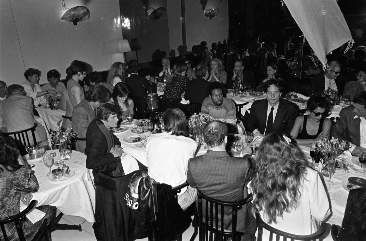 Nessa imagem, é possível ver Robert Mapplethorpe, Bernard Zette e Bianca Jagger (Crédito: BEN BUCHANAN_NOVA YORK, 1985)