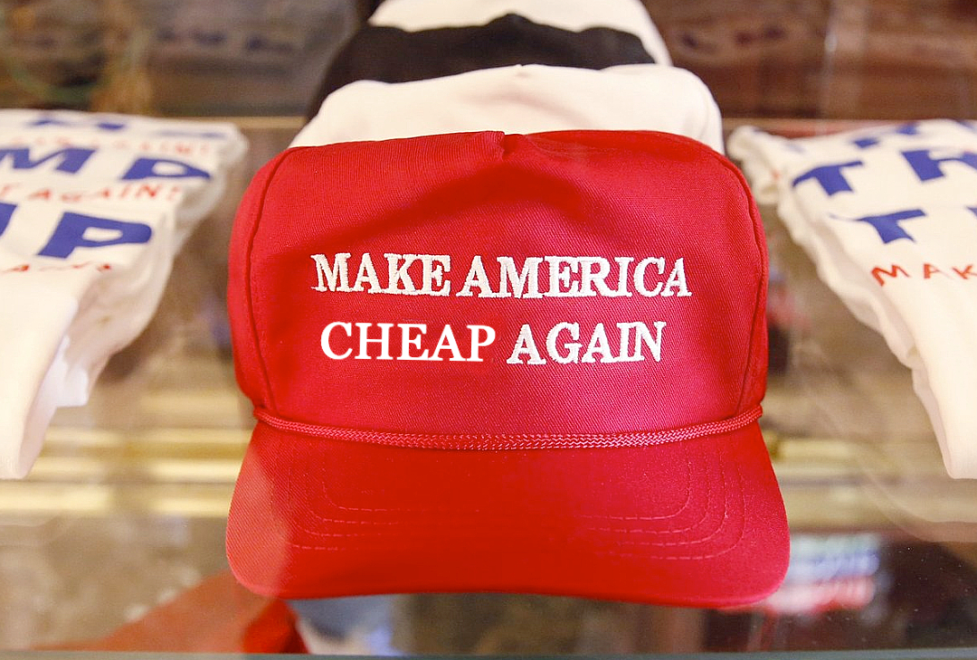 Trumpista que defende taxação à China quer fim de taxação à China para comprar boné pró-Trump feito na China