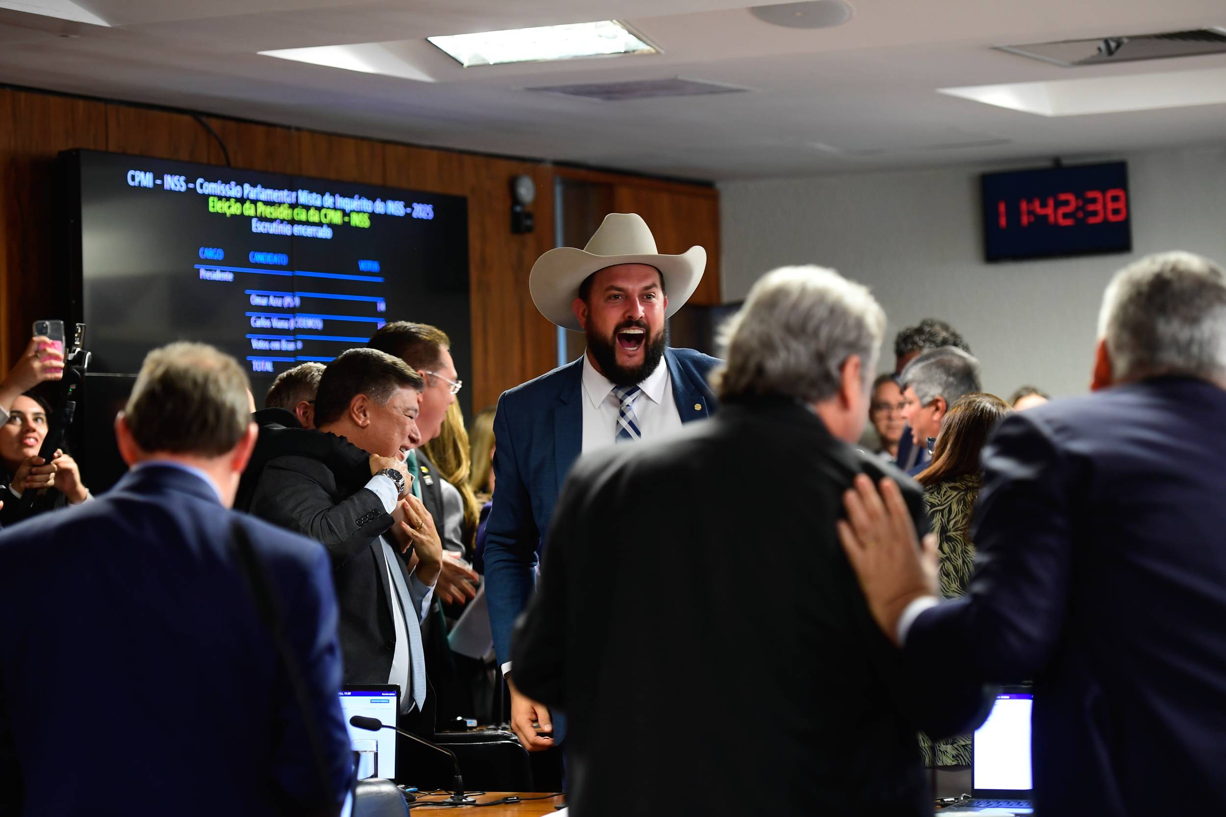 “Ficaram igual a barata tonta”