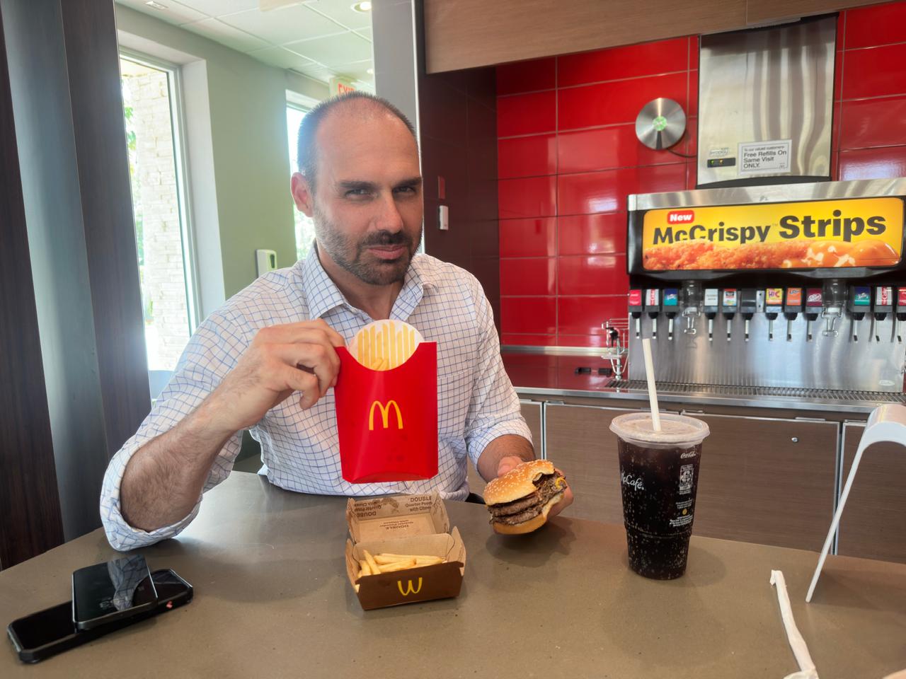 Eduardo Bolsonaro chama Tarcísio de “carniceiro”