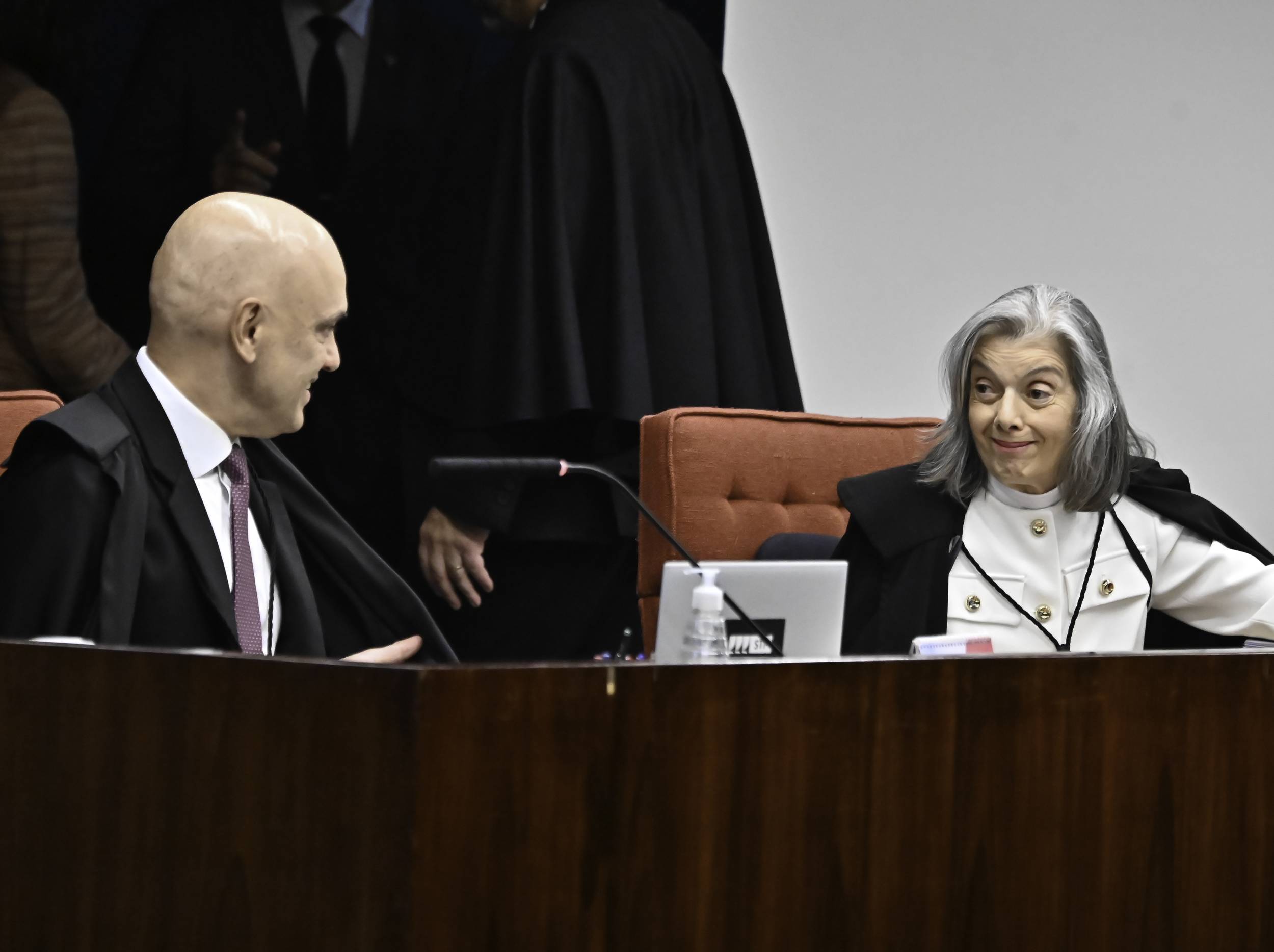 Cinco ministros e um boi fatiado