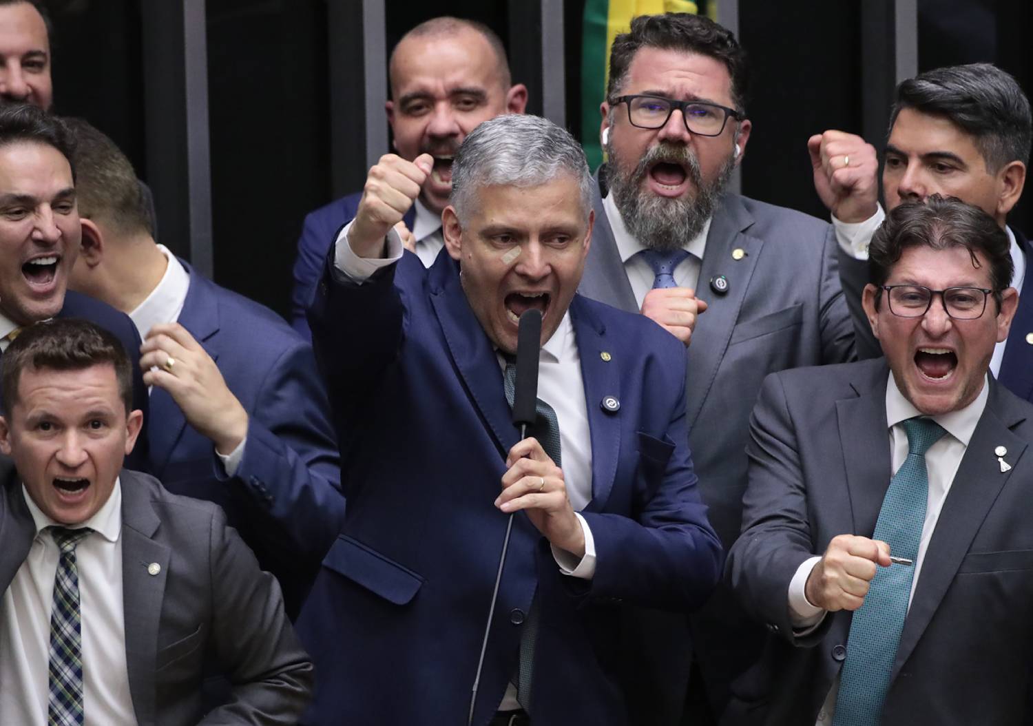 Blefes e perigos reais no Congresso