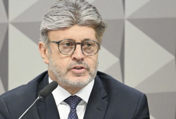 Controle de danos: Careca do INSS surge repaginado depois de assessoria capilar